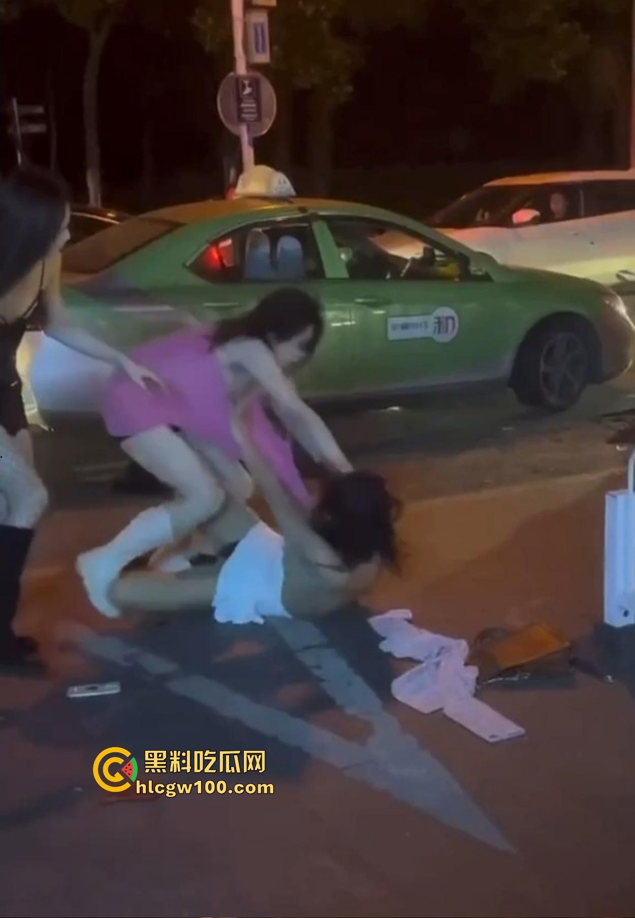 TS街头大战为了抢出租车,小姐姐打得像古惑仔,但声音竟然超出预期,让人笑喷了!