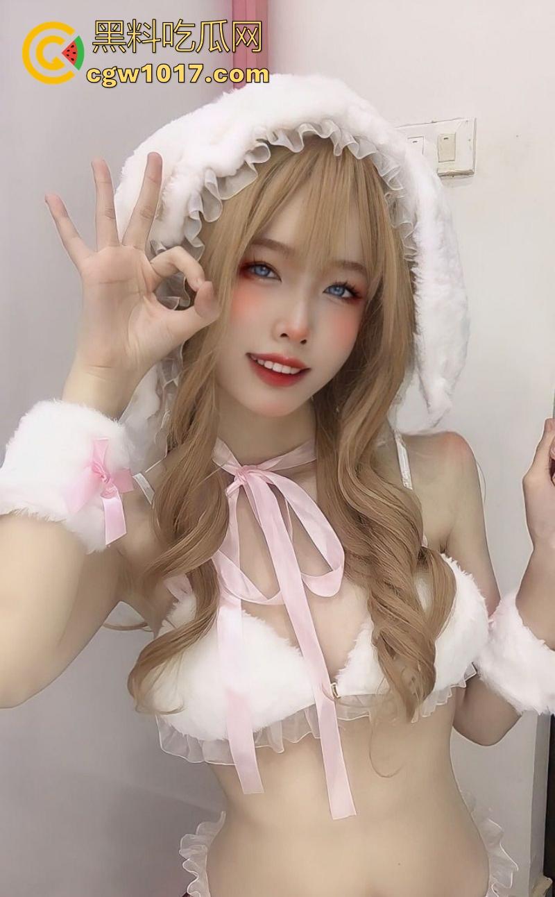 顶级Coser女神【DreamlikeUwU】化身性感小白兔,Q弹美乳在镜头前晃荡,扭动翘臀、撩人姿势,每一帧都超淫荡!