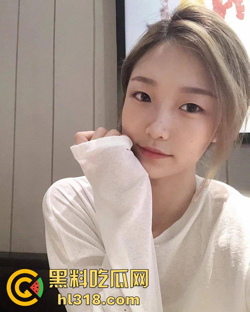 清纯颜值白富美【张欣玥】,表面富家千金背地里骚母狗一条,给主人深喉吃屌淫靡喘息,大量不雅视图流出!