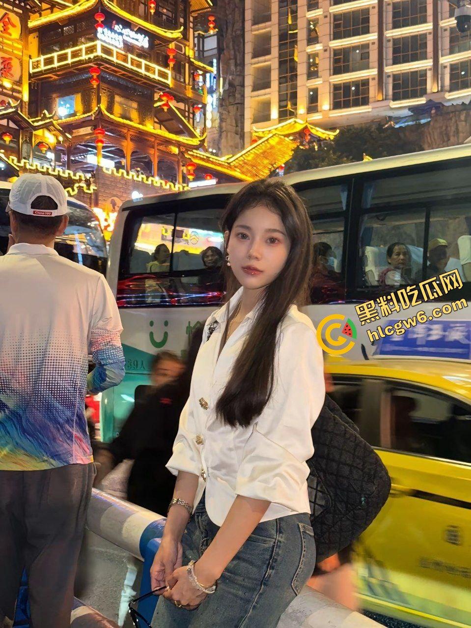 广西柳州南站00后反差婊骚鸡『张倩姿』勾引纹身单男 小巷穿黑丝干炮后怼射地！原创独家流出！