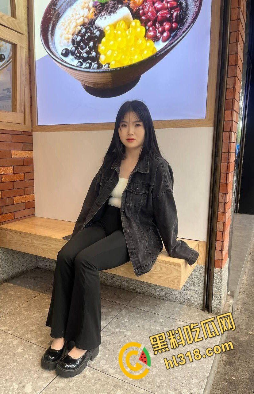 Soul勾搭学设计的妹子【董晓菲】，答应好久终于来一炮，最刺激的是一边女上一边工作，口爆内射准备SM继续调教 !