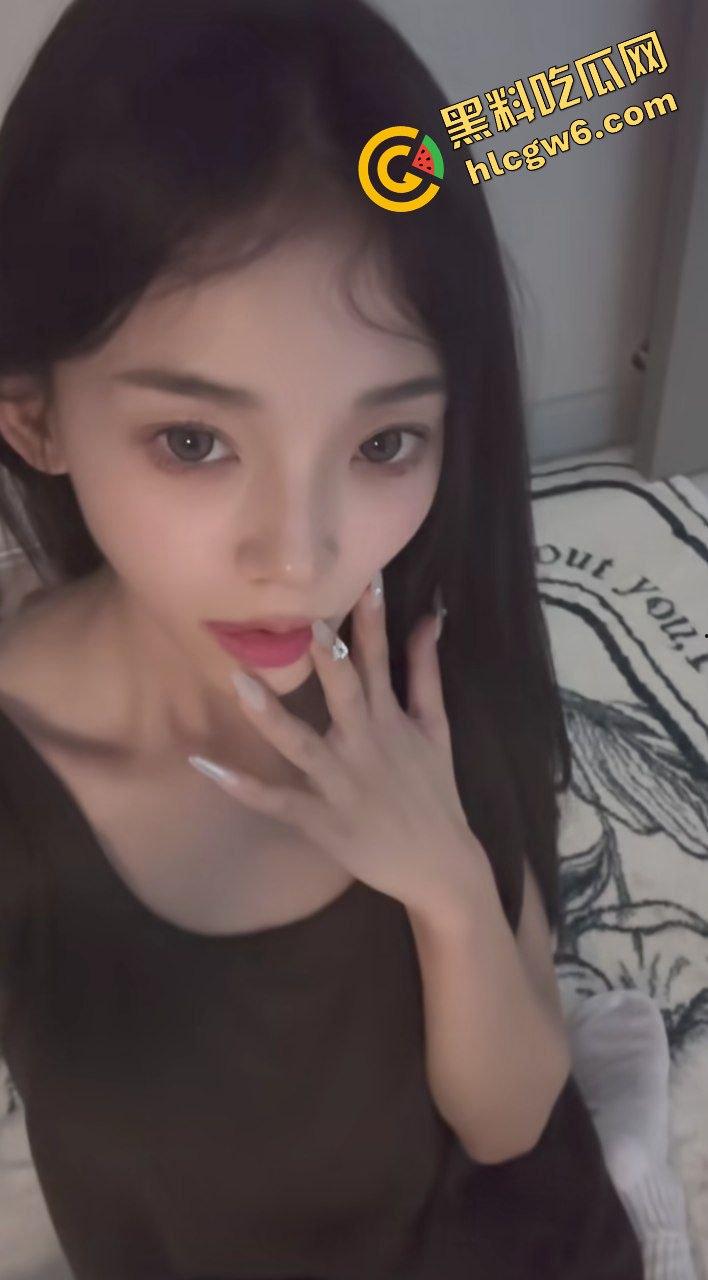 广西柳州南站00后反差婊骚鸡『张倩姿』勾引纹身单男 小巷穿黑丝干炮后怼射地!原创独家流出!