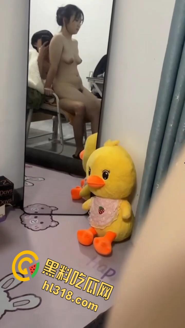 Soul勾搭学设计的妹子【董晓菲】,答应好久终于来一炮,最刺激的是一边女上一边工作,口爆内射准备SM继续调教 !