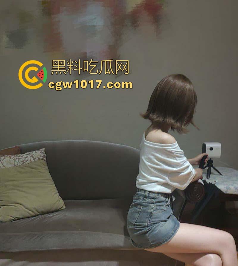 海角乱伦!趁姐夫出门颜射美女老师表姐,只顾淫叫完全把姐夫抛在脑后,无套猛操花式做爱,诱惑满满!