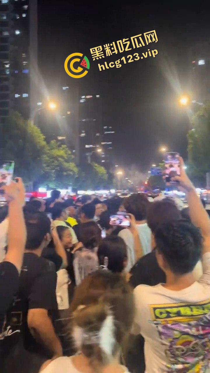 苏州石湖景苑女子吵架口出狂言外地人滚出苏州!引发众怒,丈夫酒后失踪,外地人围堵索要道歉!