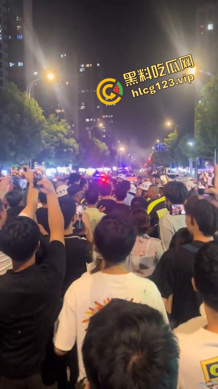 苏州石湖景苑女子吵架口出狂言外地人滚出苏州!引发众怒,丈夫酒后失踪,外地人围堵索要道歉!