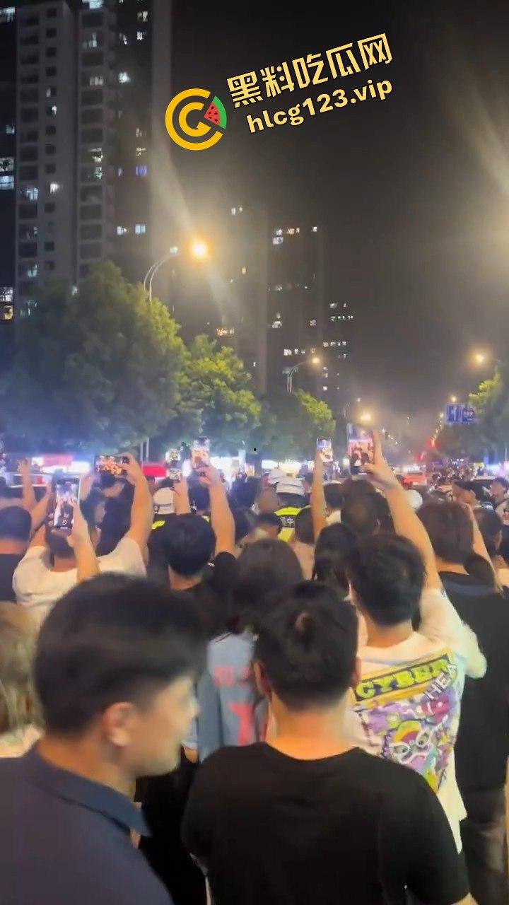 苏州石湖景苑女子吵架口出狂言外地人滚出苏州!引发众怒,丈夫酒后失踪,外地人围堵索要道歉!