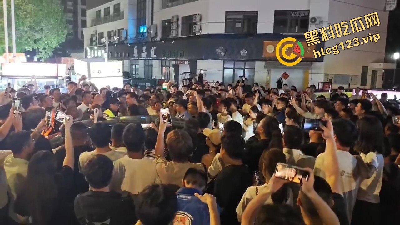 苏州石湖景苑女子吵架口出狂言外地人滚出苏州!引发众怒,丈夫酒后失踪,外地人围堵索要道歉!