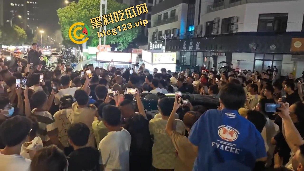 苏州石湖景苑女子吵架口出狂言外地人滚出苏州!引发众怒,丈夫酒后失踪,外地人围堵索要道歉!