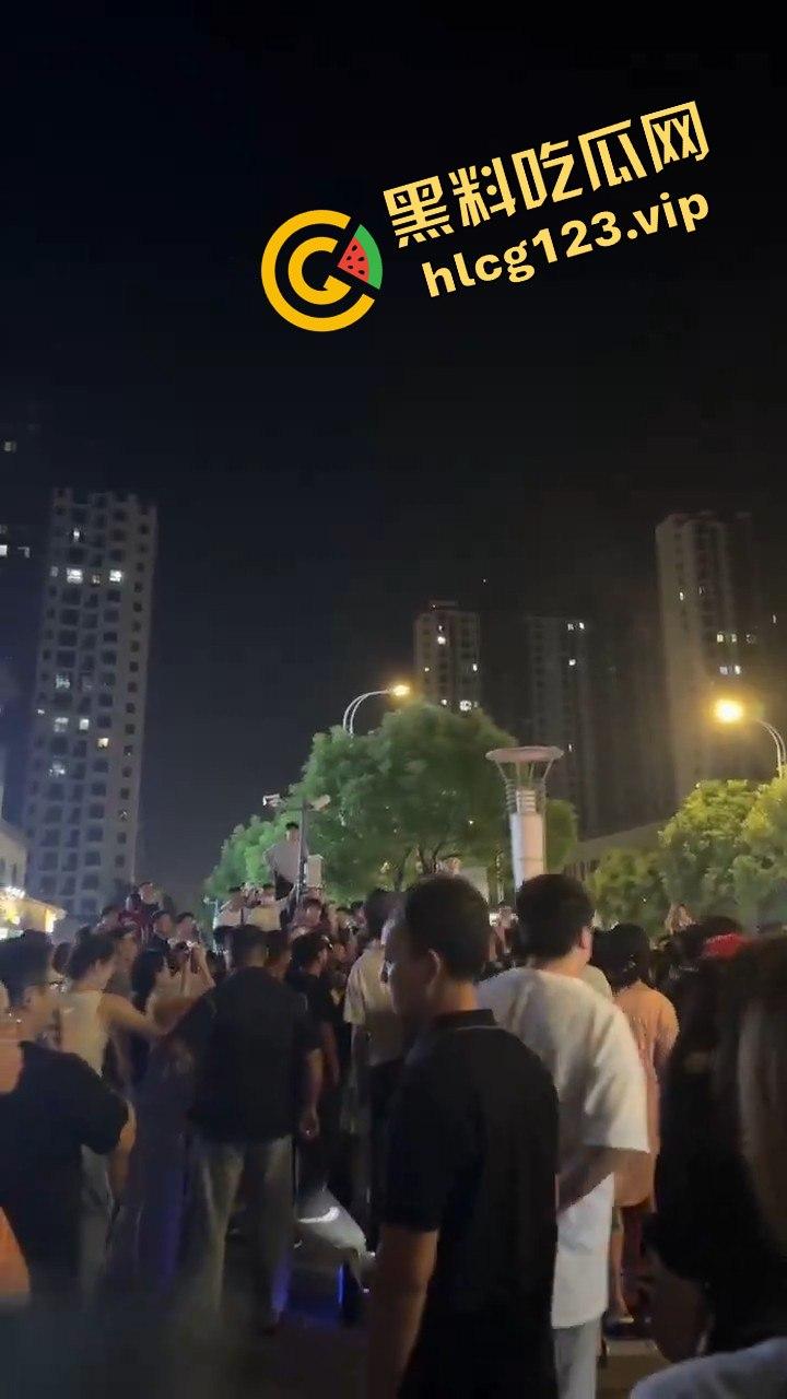 苏州石湖景苑女子吵架口出狂言外地人滚出苏州!引发众怒,丈夫酒后失踪,外地人围堵索要道歉!