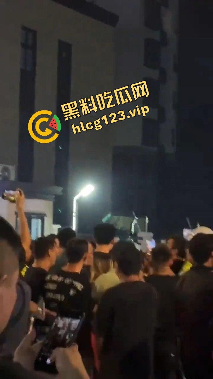 苏州石湖景苑女子吵架口出狂言外地人滚出苏州!引发众怒,丈夫酒后失踪,外地人围堵索要道歉!