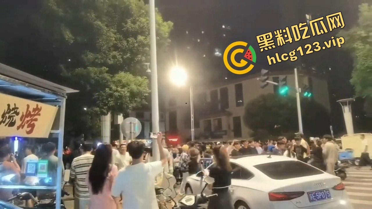 苏州石湖景苑女子吵架口出狂言外地人滚出苏州!引发众怒,丈夫酒后失踪,外地人围堵索要道歉!