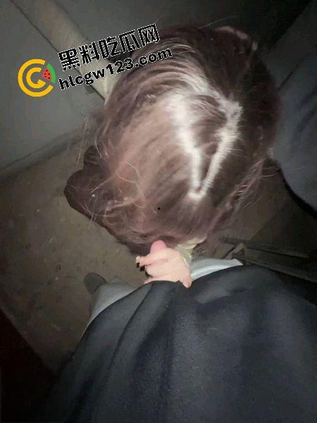 哥哥不在家,弟弟偷拉嫂子楼道猛操,抱着嫂子骚逼无套狂干射满嘴,事后聊骚曝哥哥也爱口爆!