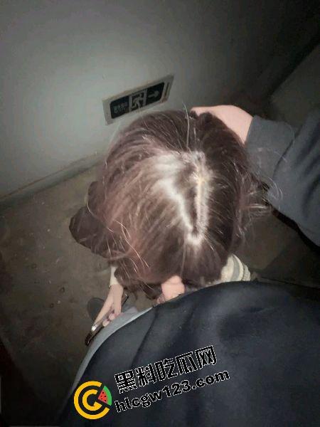 哥哥不在家,弟弟偷拉嫂子楼道猛操,抱着嫂子骚逼无套狂干射满嘴,事后聊骚曝哥哥也爱口爆!