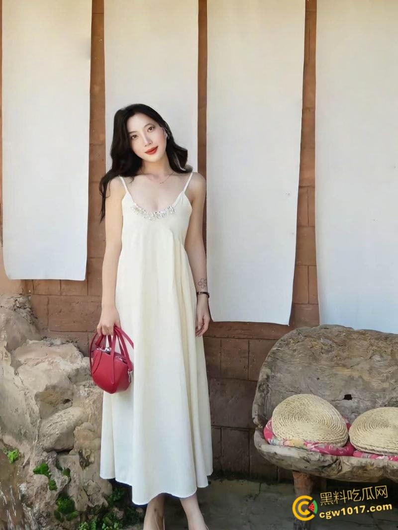 广东惠州小少妇【方瑞祺】，家中跪地口交榨精，打飞机手法堪比技师，黑丝翘臀足交，极致诱惑汁溅高潮！