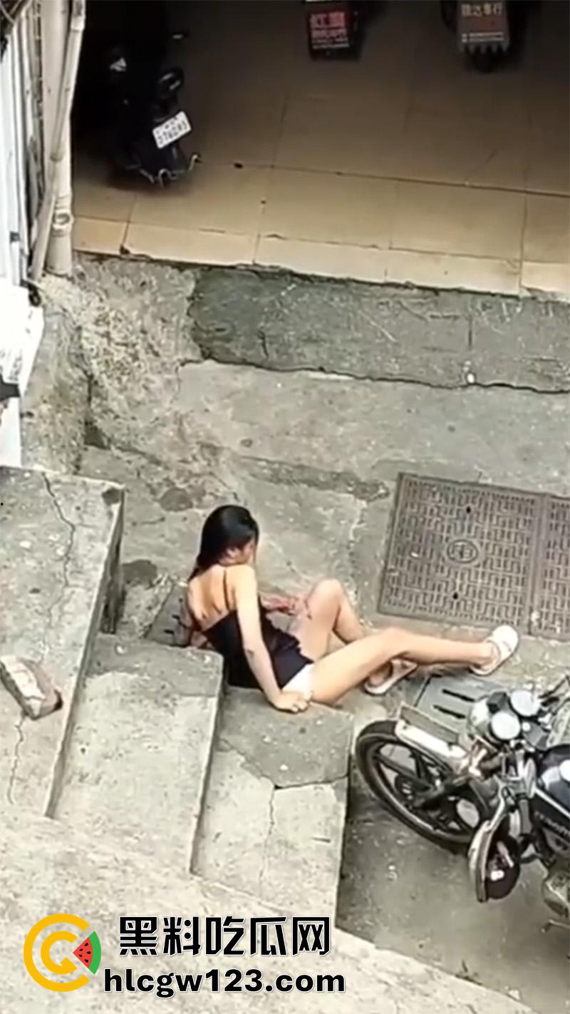 吸毒少女真实状况,女友被骗吸毒成瘾,手机发现吸毒轮奸视频,浑身抽搐眼神呆滞算是废了!