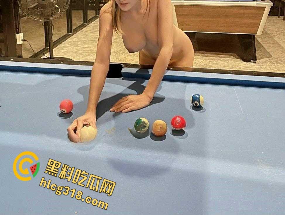 天津36E巨乳嫩模,全裸陪玩度假打台球,巨乳到处晃,被金主爸爸按在台球桌上后入爆操!