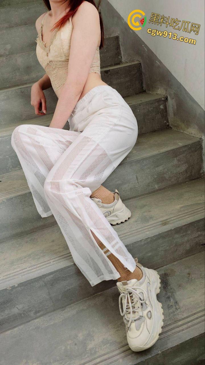 带妹妹回村采槐花,反差妹妹挑逗跪地口交,烂尾楼后入疯狂打桩,中途拔出来淫水直流!