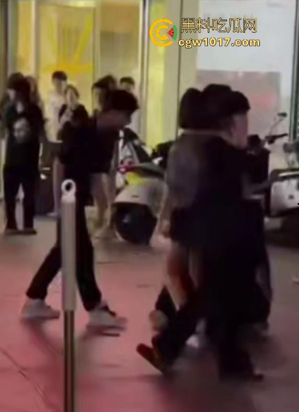 11月1日陕西西安精神小妹撞人骂街不道歉，遭精神小伙围殴踢肚狂飙，闺蜜龟缩不敢拦架，这内脏都要出血了吧！