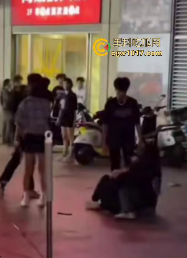 11月1日陕西西安精神小妹撞人骂街不道歉,遭精神小伙围殴踢肚狂飙,闺蜜龟缩不敢拦架,这内脏都要出血了吧!