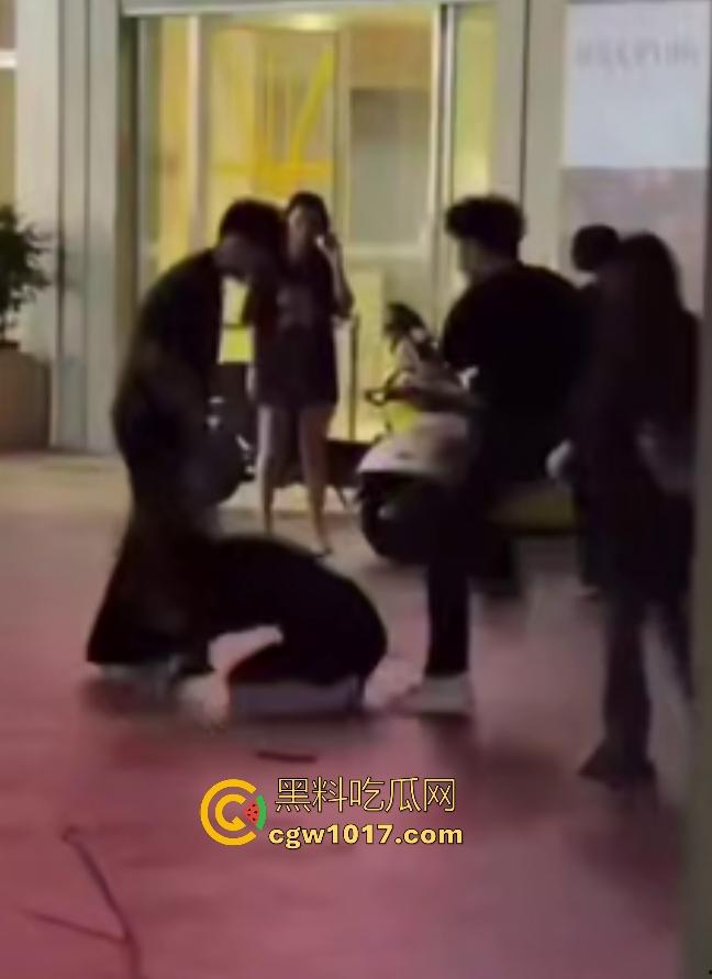 11月1日陕西西安精神小妹撞人骂街不道歉,遭精神小伙围殴踢肚狂飙,闺蜜龟缩不敢拦架,这内脏都要出血了吧!