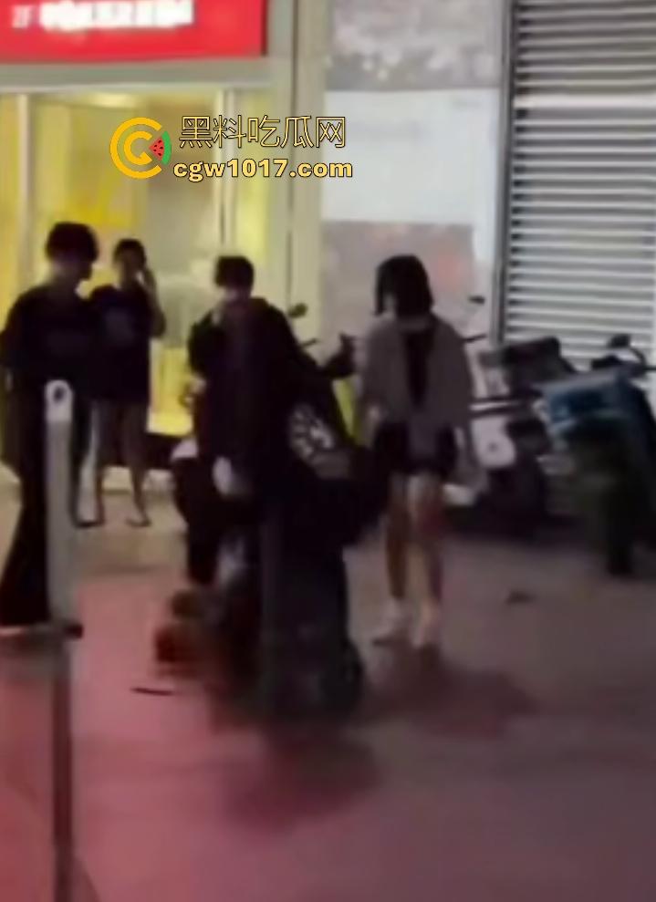 11月1日陕西西安精神小妹撞人骂街不道歉,遭精神小伙围殴踢肚狂飙,闺蜜龟缩不敢拦架,这内脏都要出血了吧!