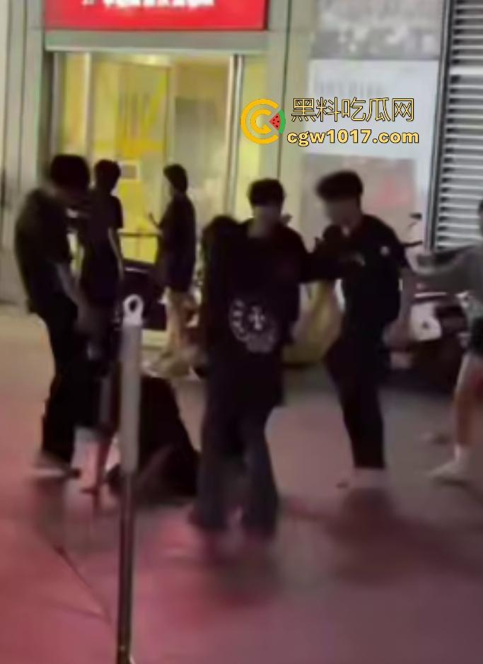 11月1日陕西西安精神小妹撞人骂街不道歉,遭精神小伙围殴踢肚狂飙,闺蜜龟缩不敢拦架,这内脏都要出血了吧!