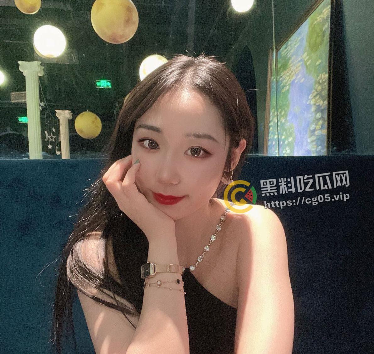 安徽大学情侣租客 美女反差婊女友和房东偷吃 这房东有钱赚 有逼日 太爽了