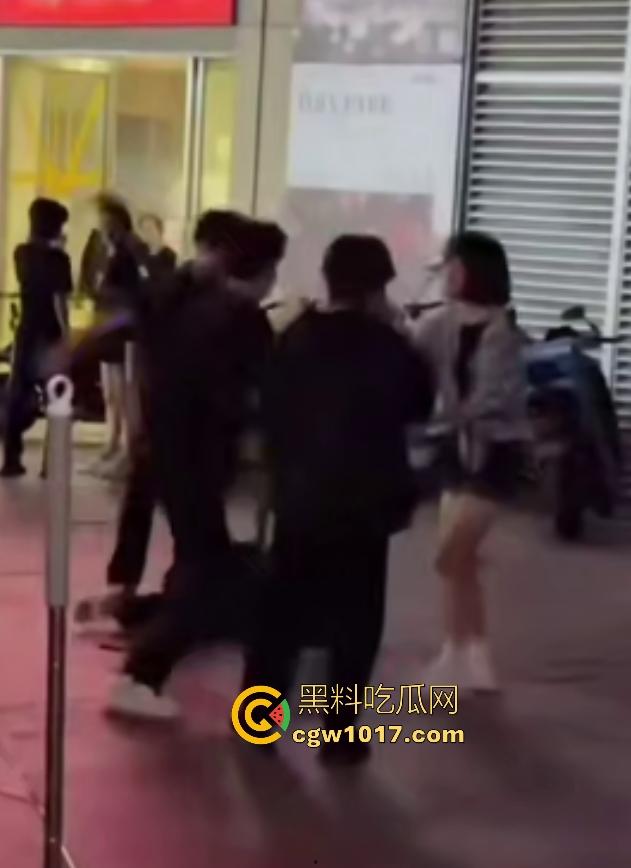 11月1日陕西西安精神小妹撞人骂街不道歉,遭精神小伙围殴踢肚狂飙,闺蜜龟缩不敢拦架,这内脏都要出血了吧!