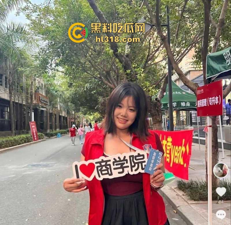 厦门工学院丰满学生妹【李悦彤】胸大屁股翘十分风骚,被炮友泄密性爱视频,校园公交车有钱就能上!