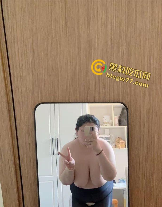 山东大奶母猪出轨视频流出,骚货饥渴难耐,肉棒满足不了还要加一根香蕉!