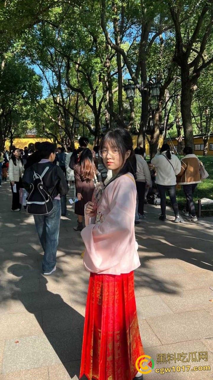 天津骚货眼镜妹【李彤彤】,约炮体育生视频流出,含屌玩手机还不够,边干边用跳蛋狂震嫩穴,简直骚到骨子里!