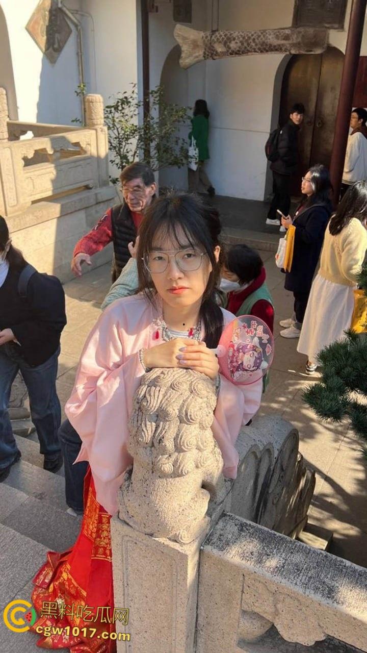 天津骚货眼镜妹【李彤彤】,约炮体育生视频流出,含屌玩手机还不够,边干边用跳蛋狂震嫩穴,简直骚到骨子里!