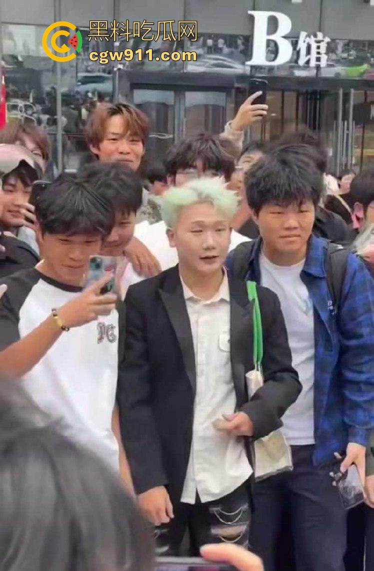 2025年最有种的男人出现了!抖音王源头号黑粉【王扁】古有关羽单刀赴会,只身现身演唱会“小汤圆”线下围攻!