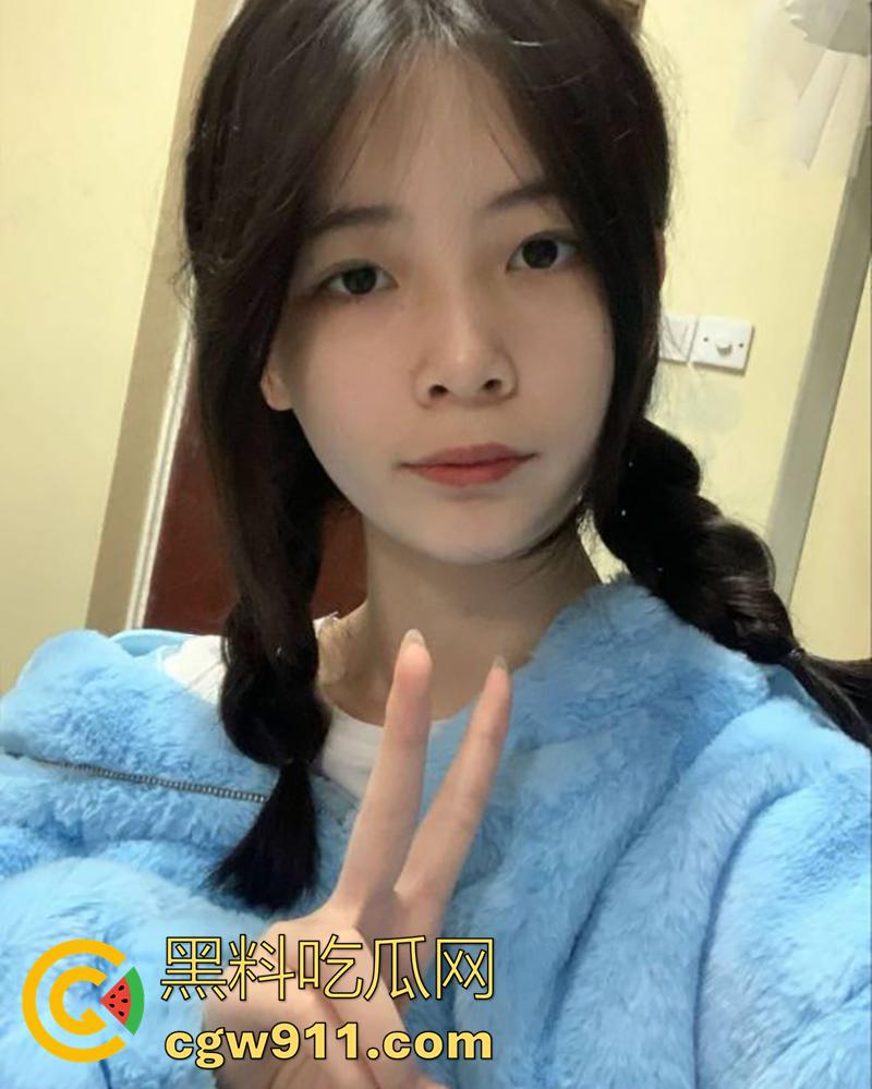 云南贵州娇小身材长腿美女【苏慧淼】,超爱吃屌的火辣嫩妹,肌肤白嫩美腿超长,被怒射一脸超刺激!