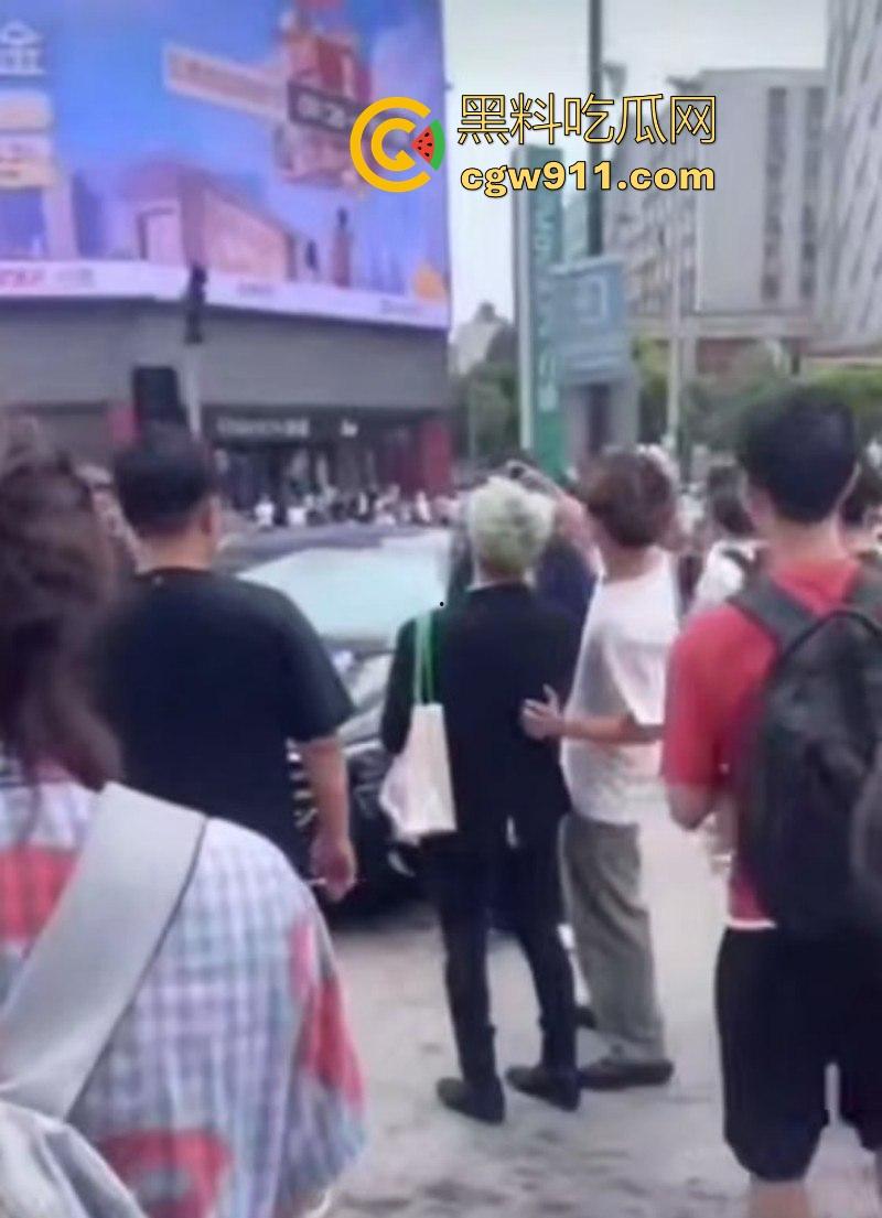 2025年最有种的男人出现了!抖音王源头号黑粉【王扁】古有关羽单刀赴会,只身现身演唱会“小汤圆”线下围攻!