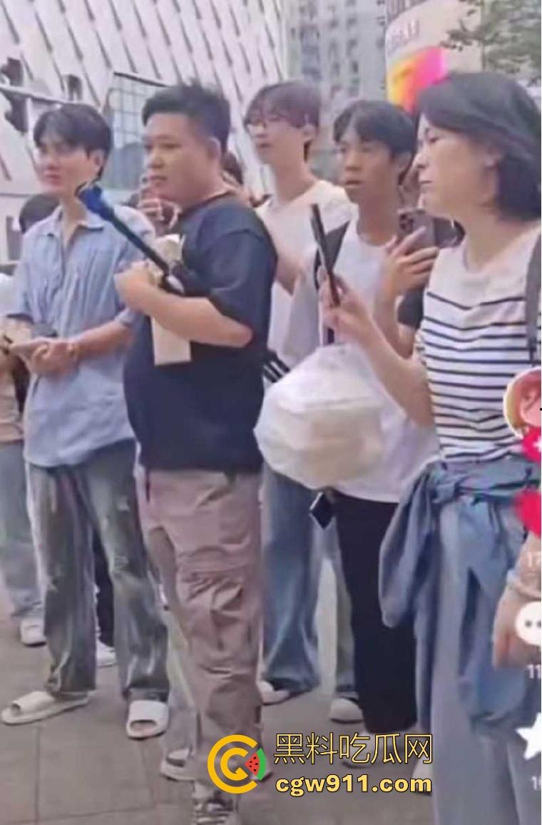 2025年最有种的男人出现了!抖音王源头号黑粉【王扁】古有关羽单刀赴会,只身现身演唱会“小汤圆”线下围攻!