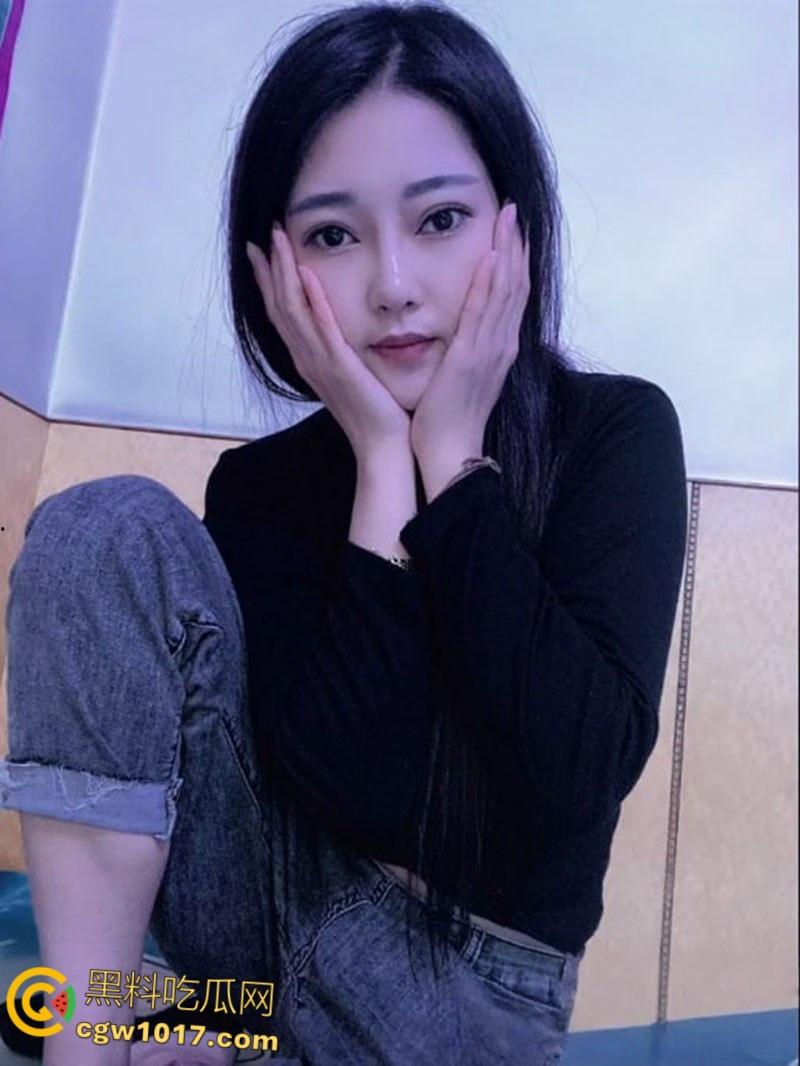 抖音巨乳熟女【冉@】,金主定制福利曝光,36E爆乳疯狂揉捏,粉嫩骚穴道具自慰,高潮喷汁不停!