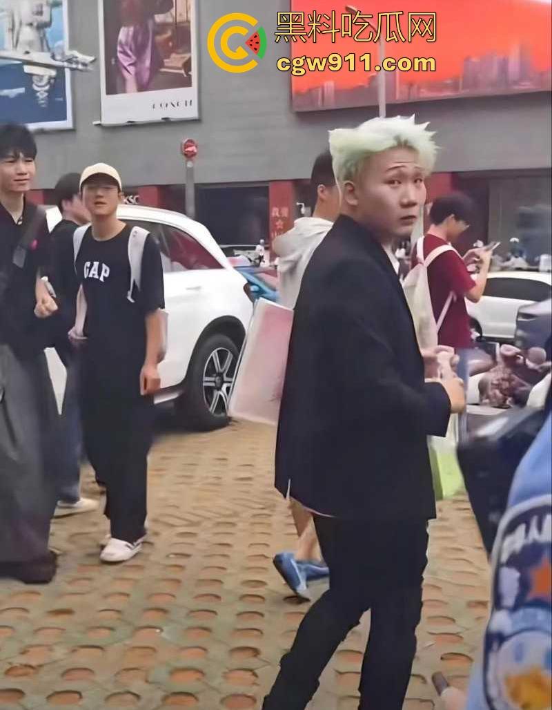 2025年最有种的男人出现了!抖音王源头号黑粉【王扁】古有关羽单刀赴会,只身现身演唱会“小汤圆”线下围攻!