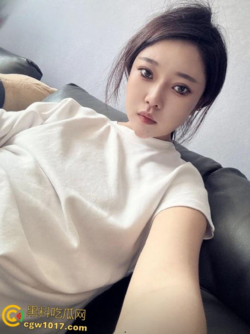 抖音巨乳熟女【冉@】,金主定制福利曝光,36E爆乳疯狂揉捏,粉嫩骚穴道具自慰,高潮喷汁不停!