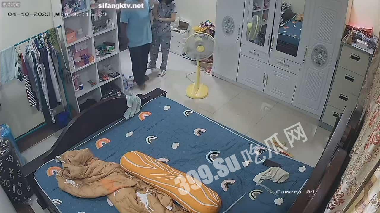 黑客破解摄像头 偷拍小姐姐老公不在家被黝黑中年大叔骗开房门扒光衣服强上 无力反抗