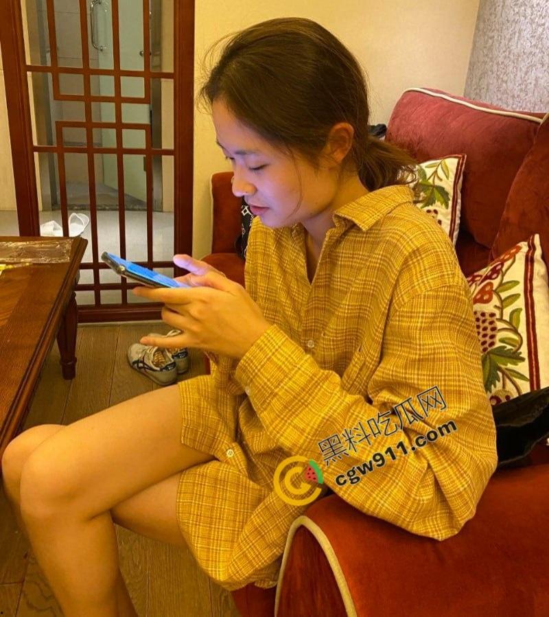 天津大学生【胡玉珊】被渣男金主春药爆操，清纯素颜高潮痉挛，粉嫩小穴被无套爆操，痛并快乐享受横冲直撞