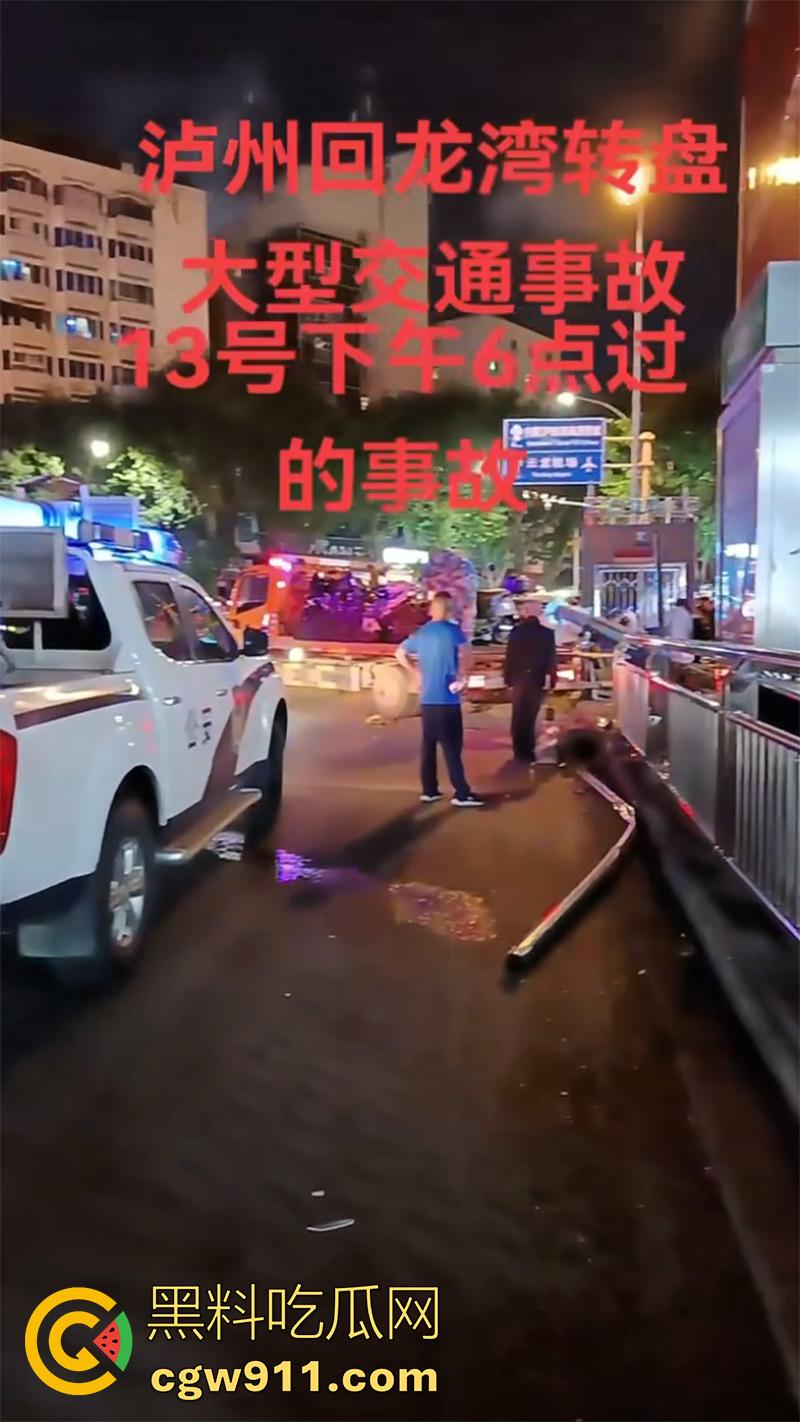 四川泸州龙马潭区,发生严重交通事故,小型汽车通过路口后加速撞向人行道,撞倒5名行人,导致2人当场死亡。