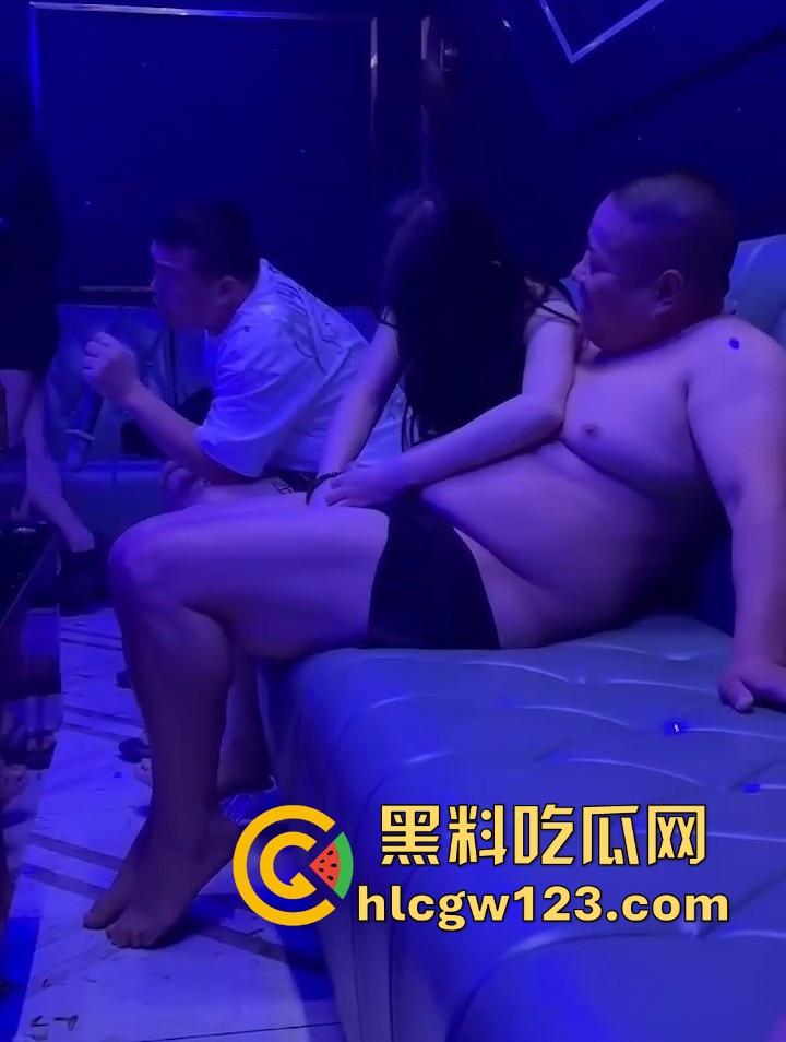 KTV包厢激情上演淫乱视频被曝光 小姐姐被胖子强按脑袋吃鸡吧 这玩得也太开了!
