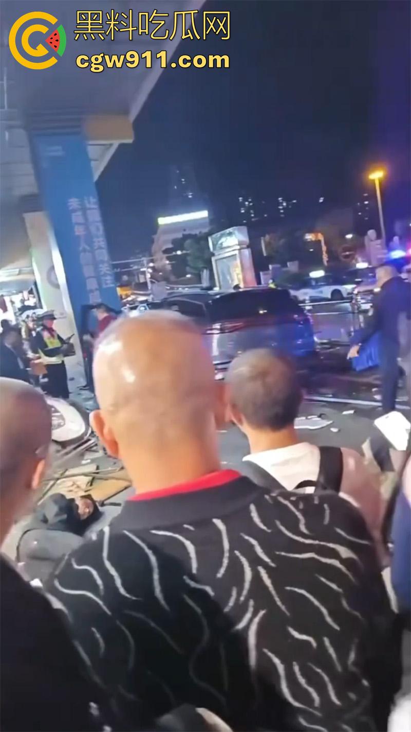 四川泸州龙马潭区,发生严重交通事故,小型汽车通过路口后加速撞向人行道,撞倒5名行人,导致2人当场死亡。