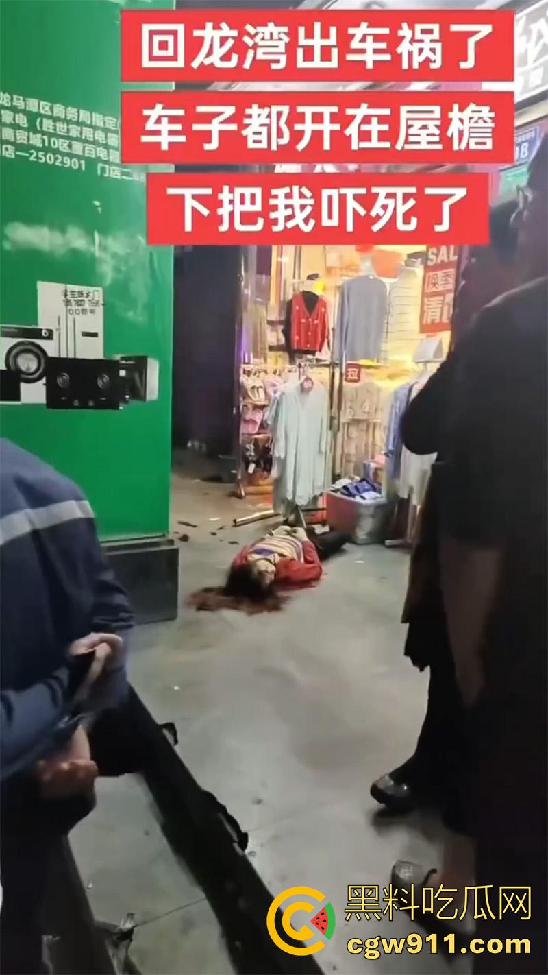 四川泸州龙马潭区,发生严重交通事故,小型汽车通过路口后加速撞向人行道,撞倒5名行人,导致2人当场死亡。