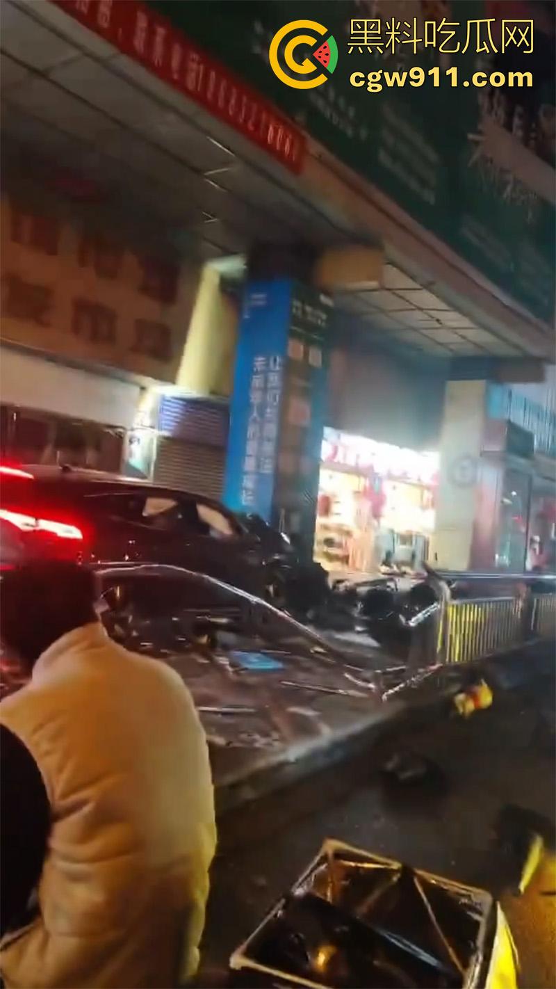 四川泸州龙马潭区,发生严重交通事故,小型汽车通过路口后加速撞向人行道,撞倒5名行人,导致2人当场死亡。