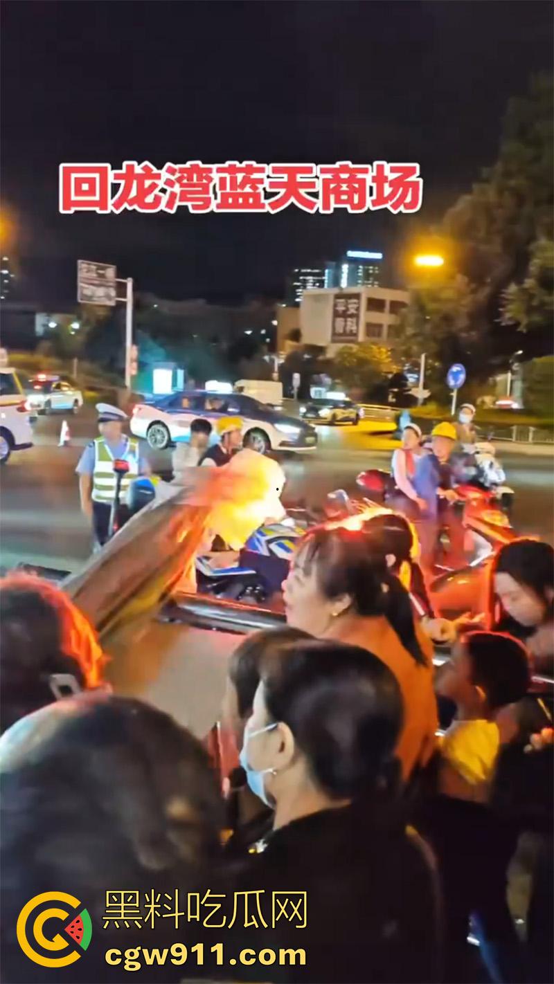 四川泸州龙马潭区,发生严重交通事故,小型汽车通过路口后加速撞向人行道,撞倒5名行人,导致2人当场死亡。