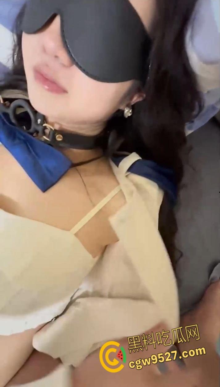 M属性的母狗姐姐正收拾屋子,强推捆绑蒙眼调教,弟弟坚硬肉棒对着肥美翘臀疯狂输出,操得姐姐潮喷不止!