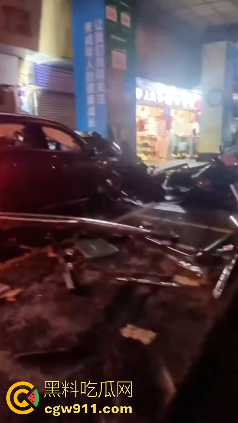 四川泸州龙马潭区,发生严重交通事故,小型汽车通过路口后加速撞向人行道,撞倒5名行人,导致2人当场死亡。